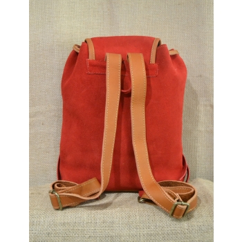 Plecak damski boho  ze skóry zamszowej  w kolorze czerwonym z kolorowym kwiatowym  haftem.